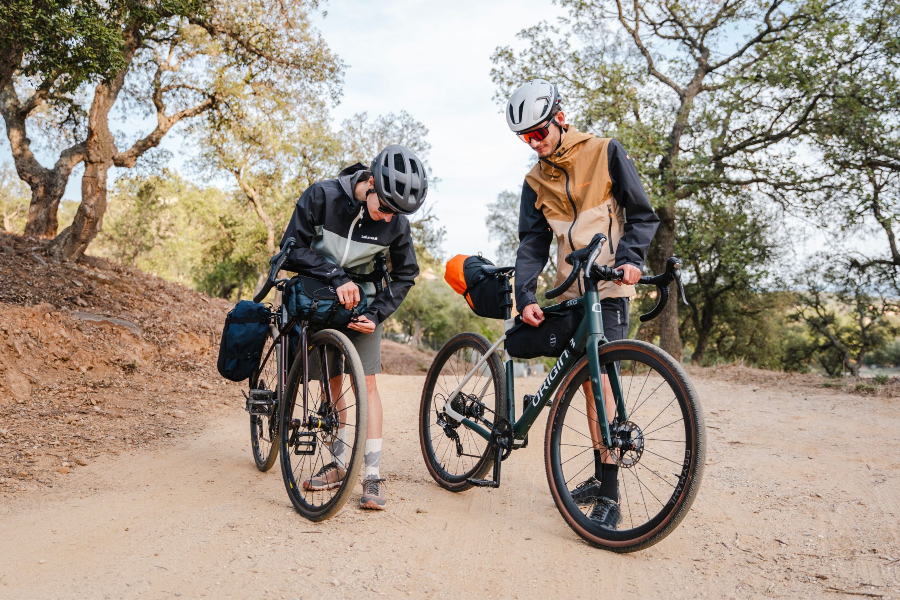 bikepacking-sur-santier-scandibérique Couple à vélo sur la Scandibérique