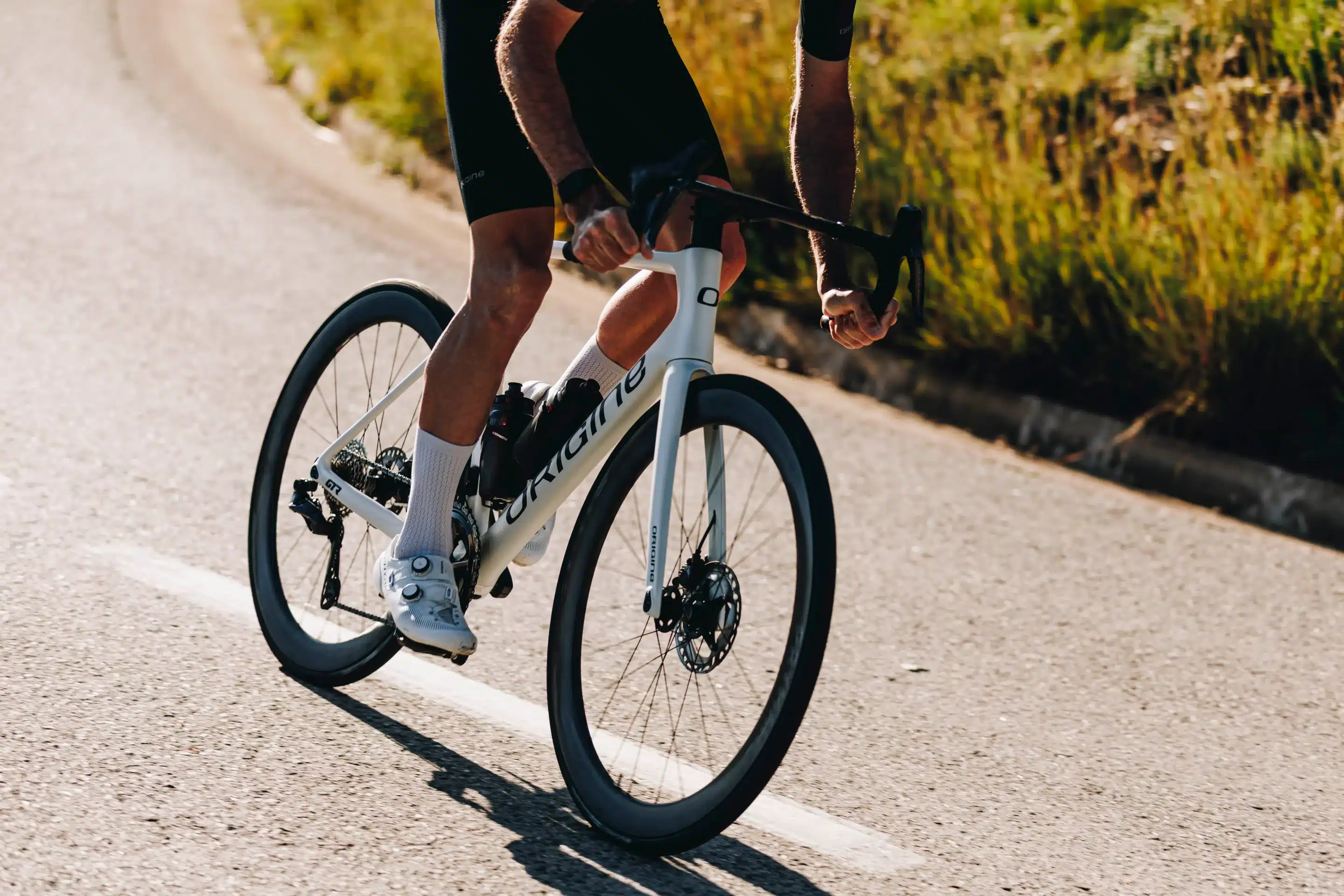 cycliste sur un vélo route Fraxion Origine cycliste sur un vélo route Fraxion Origine