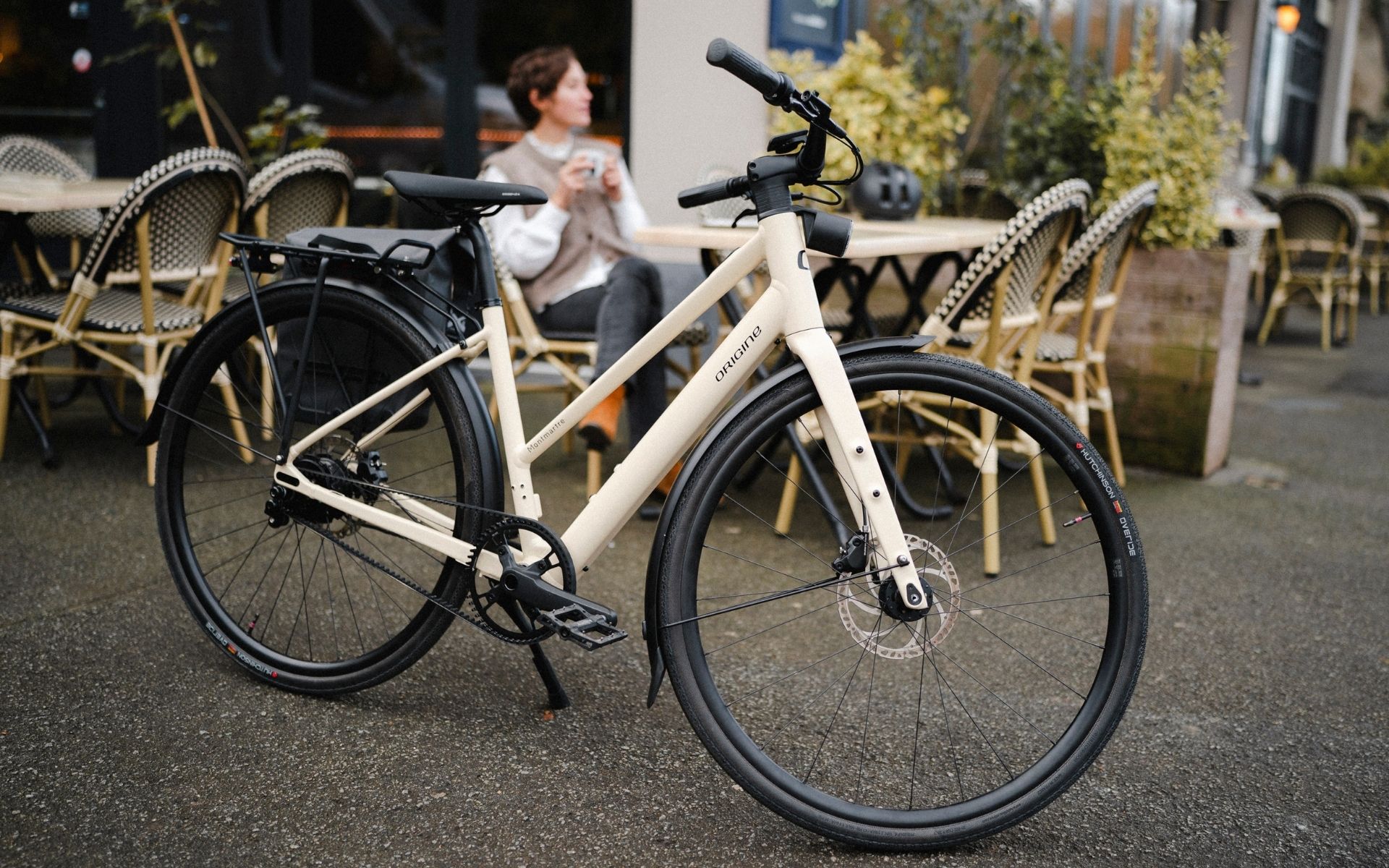 Montmartre courroie sur la terrasse d'un café