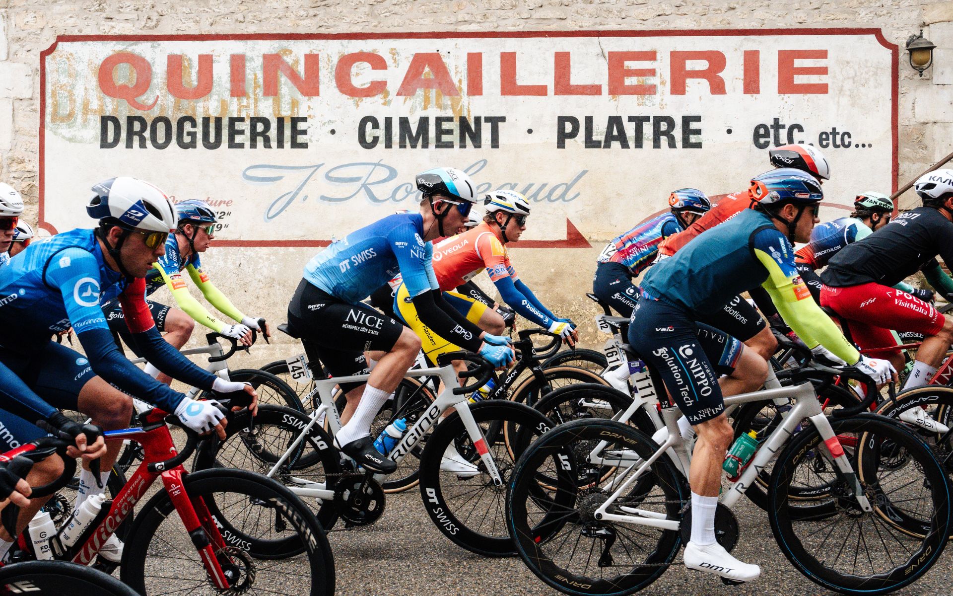 Pilote de Nice Metropole sur un vélo origine