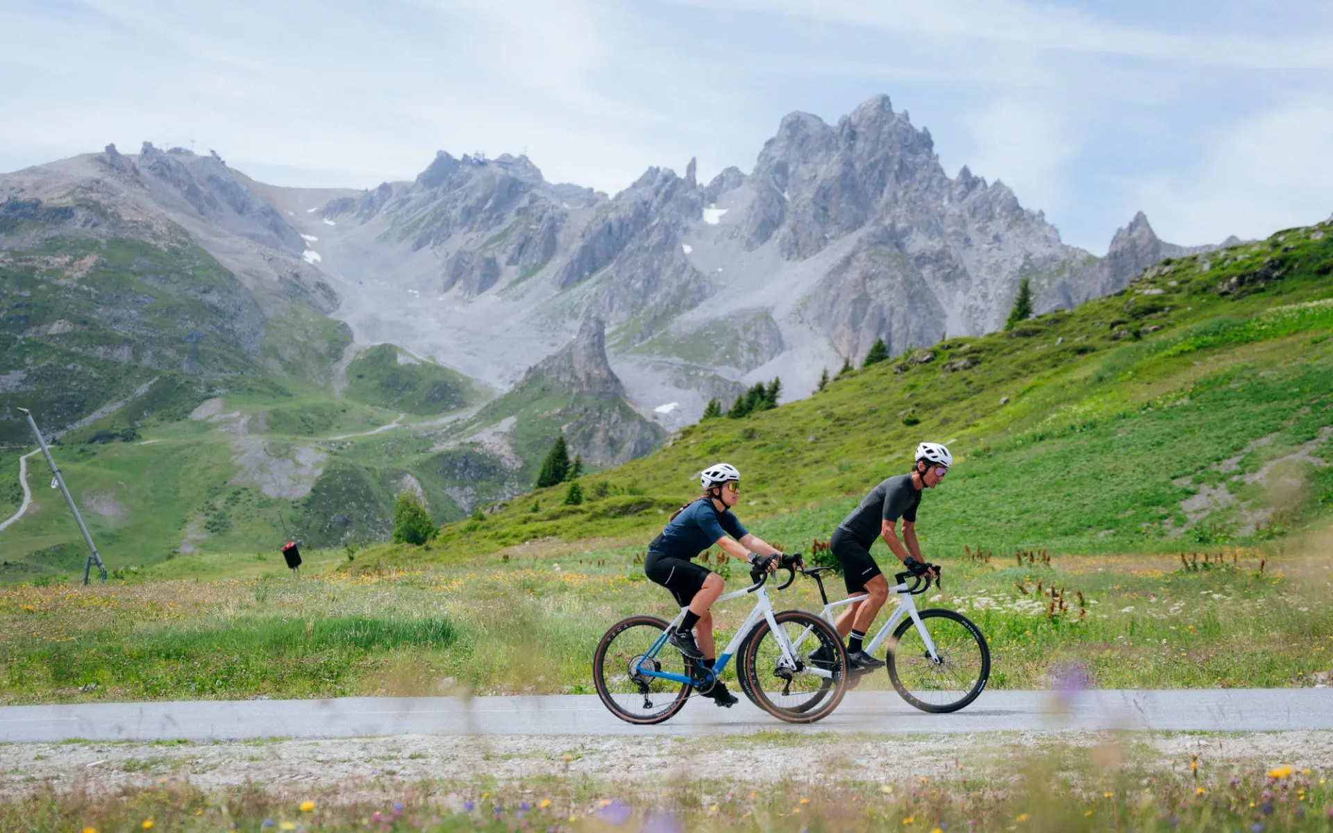 Cyclistes avec des vélos Origine sur les routes de la station Origine