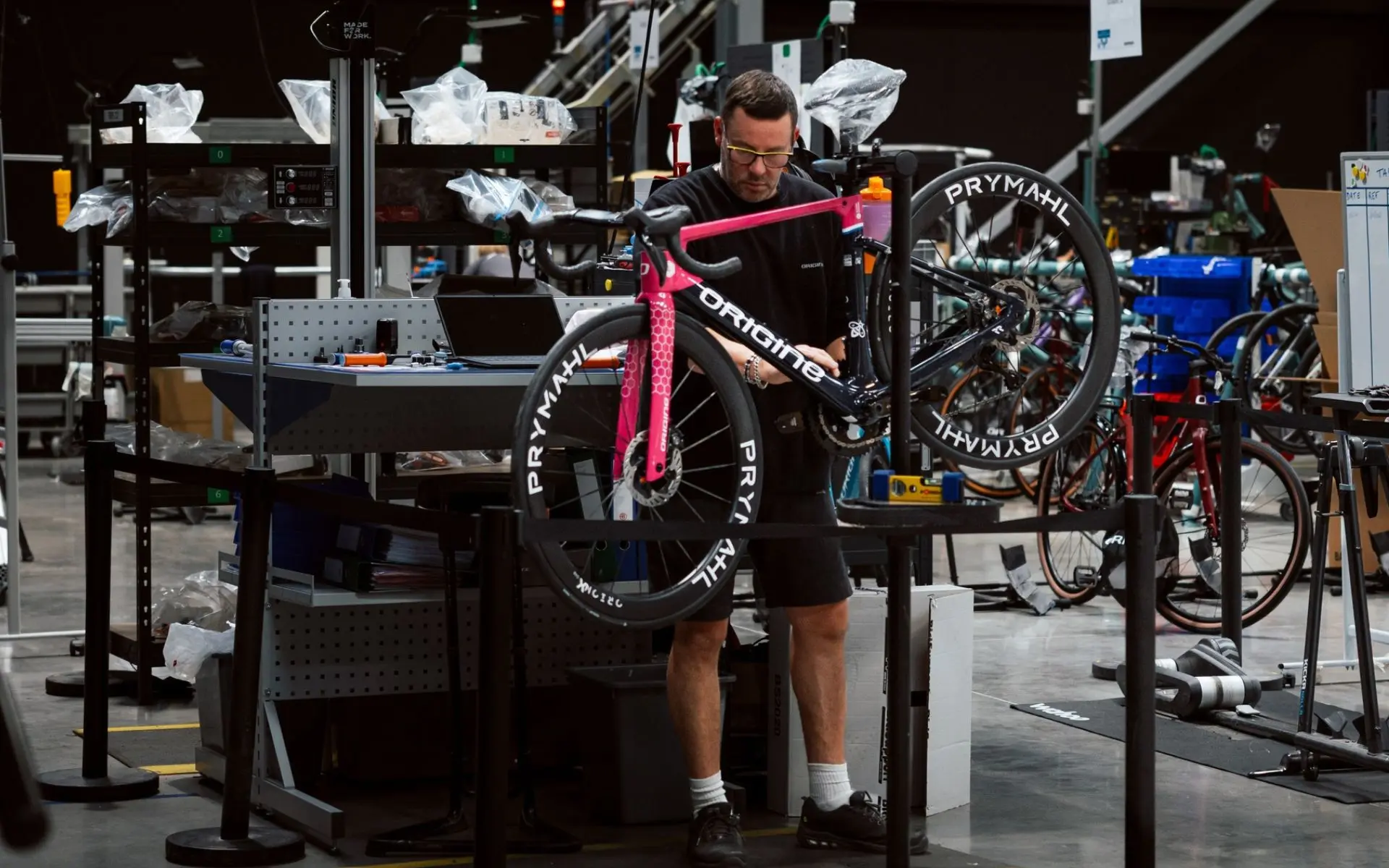 Montage du vélo Fraxion X pour l'équipe Ma Petite Entreprise